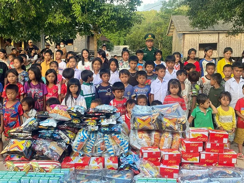 Hình ảnh gia đình đang hỗ trợ một thành viên vượt qua khó khăn về cờ bạc