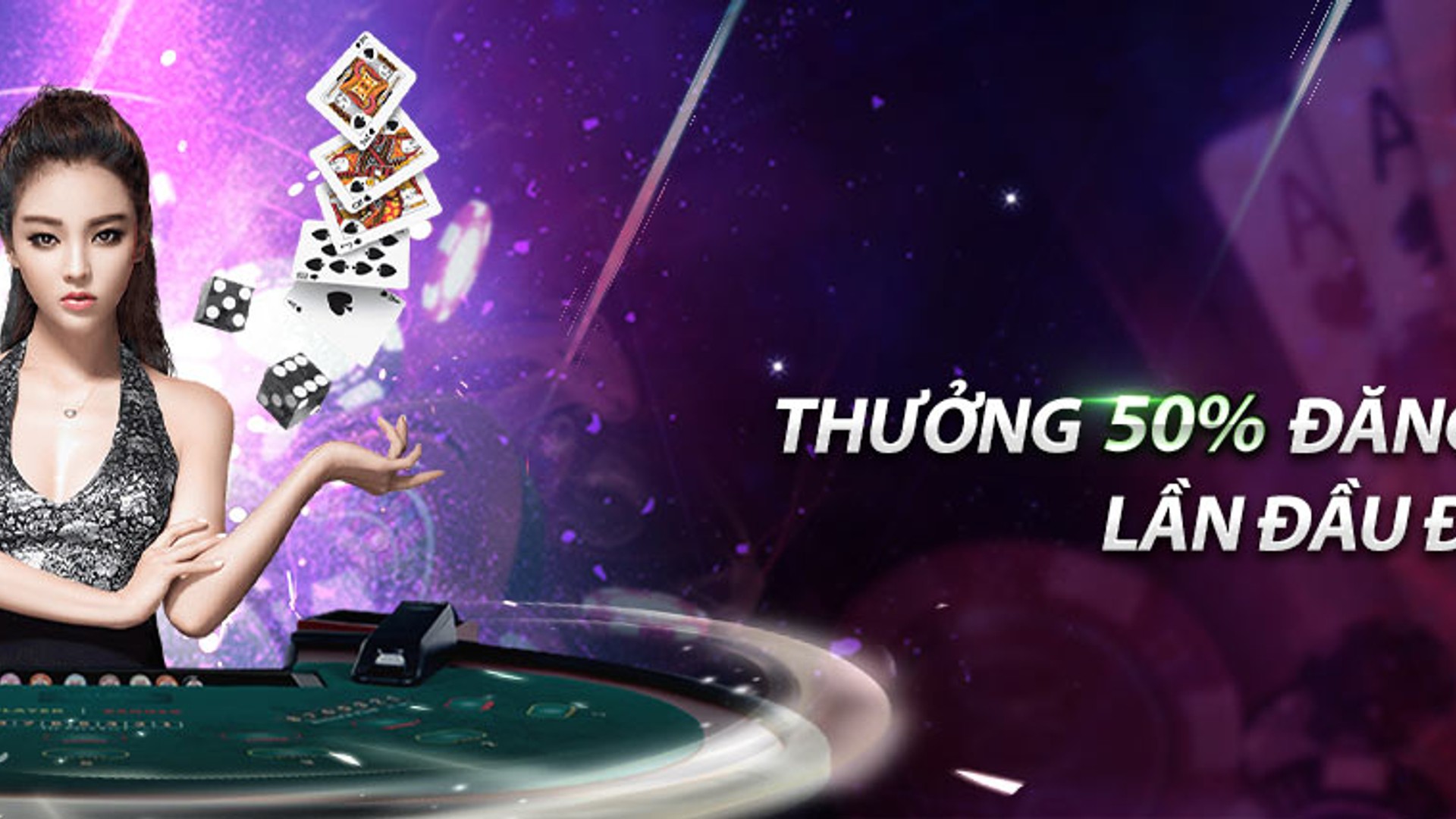 Bàn Roulette sang trọng với các chip cược và bánh xe đang quay tại ku68